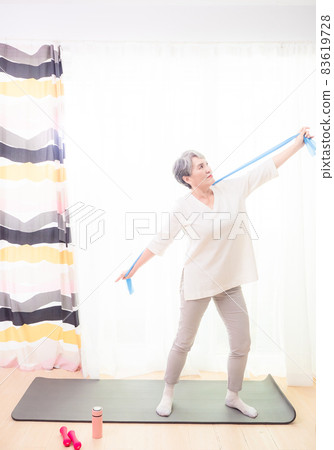 亞洲成熟女性居家運動美體，增加抵抗力。 83619728