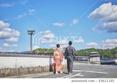 A young couple sightseeing in Hita city in kimono 83621195