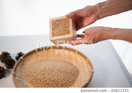 Weigh new brown rice with a wooden box 83621355