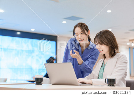 開會議的年輕女子 83621384