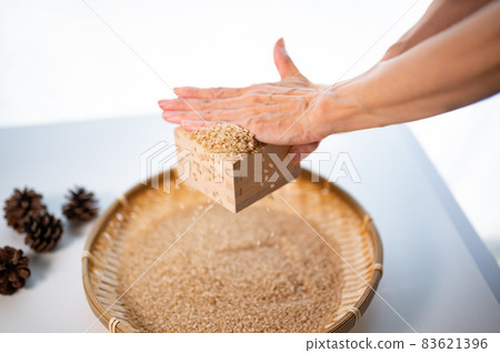 Fray the brown rice with a wooden box 83621396