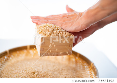 Fray the brown rice with a wooden box 83621398