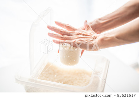 將白米磨成量杯 83621617