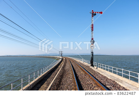The traffic signal pole in the stop position of the railway signalling system on the curved concrete bridge. The traffic signal pole in the stop position of the railway signalling system on the curved concrete bridge. 83622487