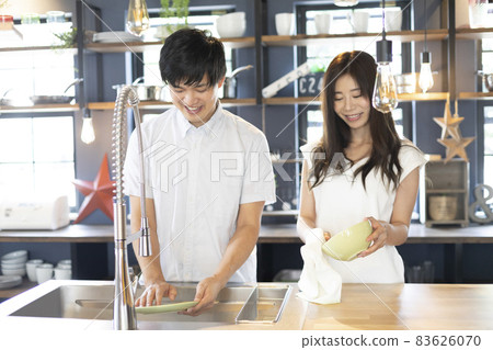 站在廚房裡的男人和女人 站在廚房裡的男人和女人 83626070