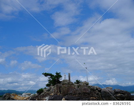 站在藍天和鞆浦海岸的岩岸上的弘法大師像 83626591