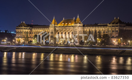 Cityscape of old city Budapest at night Cityscape of old city Budapest at night 83627350