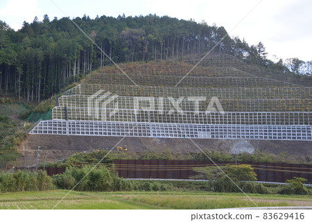 中等滑坡措施正在建設中 83629416