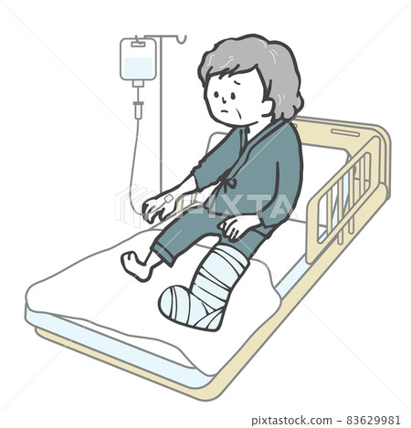 戴著住院石膏和輸液的高級婦女 83629981