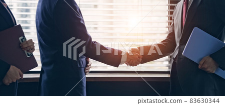 日本企業集團握手 83630344