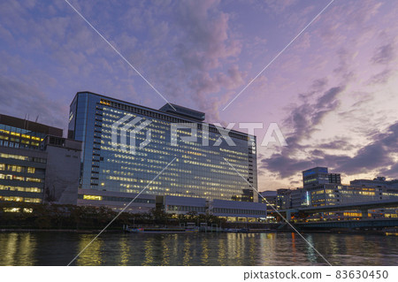 黃昏天空中的天滿橋都市風景大阪都市風景 83630450