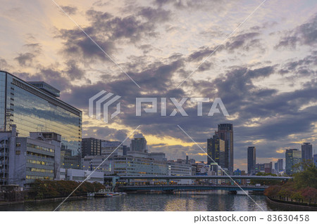 天滿橋城市景觀在日落大阪城市景觀 83630458