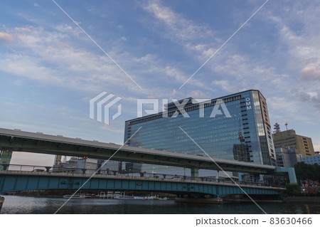 Tenmanbashi 和 OMM 大廈在日落大阪都市風景的秋天天空 83630466