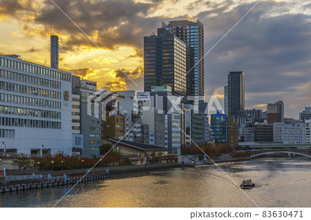天滿橋站和中之島大阪市容的夜景 83630471