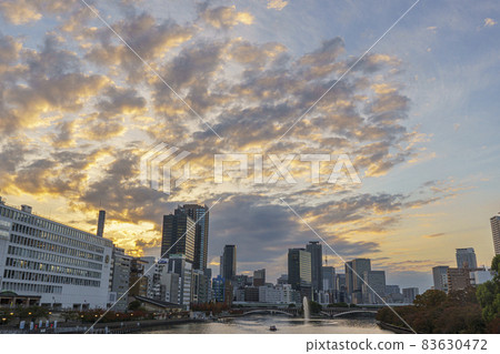 從天滿橋大阪市景看中之島的夜景 從天滿橋大阪市景看中之島的夜景 83630472