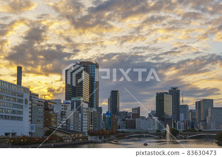 從天滿橋大阪市景看中之島的夜景 從天滿橋大阪市景看中之島的夜景 83630473