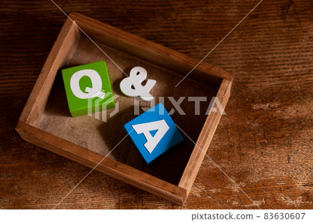Q & A in a wooden box 83630607