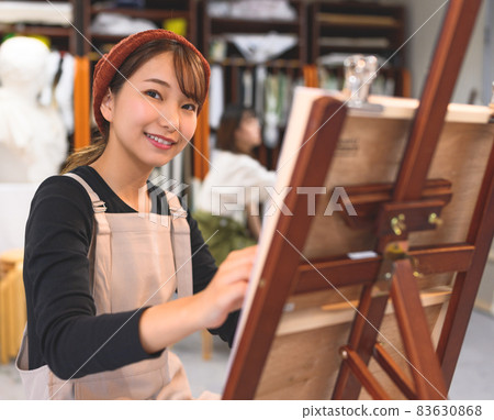 Women's art activities 83630868