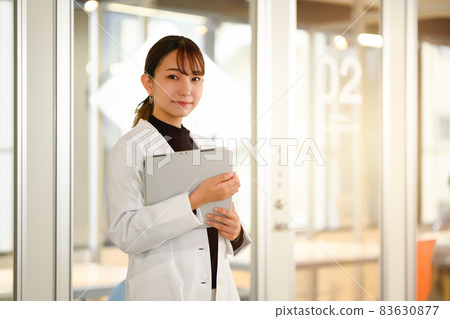 白色的一位女士 83630877