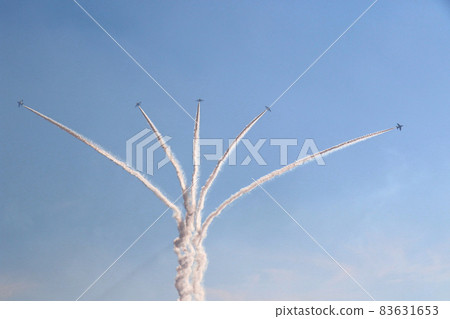 Blue Impulse, flying over the Heijo Palace ruins, entering from the Suzakumon side, upward aerial flowering, horizontal position 83631653