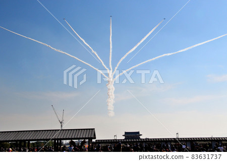 Blue Impulse, flying over the Heijo Palace ruins, entering from the Suzakumon side, upward aerial flowering, horizontal position, part 5 83631737
