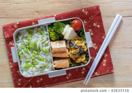 Edamame rice and salmon bento (wood grain background) Edamame rice and salmon bento (wood grain background) 83633538