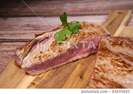 Recipe for gratin dauphinois, grilled veal steak and grilled button mushroom 83635685