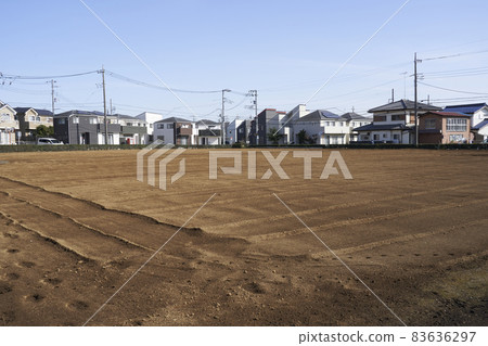 毗鄰住宅區的田地 毗鄰住宅區的田地 83636297