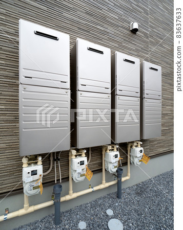 公寓內的燃氣熱水器 83637633