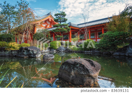 京都蓮金院三十三間堂的池住漫步花園、東大門和走廊的景色 83639131