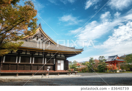 在秋天的京都可以看到蓮金院三十三間堂的正殿和鍾樓的區域 83640739