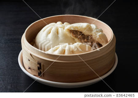 在蒸籠裡蒸的熱肉包子 在蒸籠裡蒸的熱肉包子 83642465