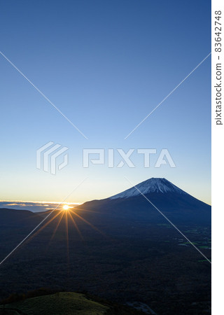 Sunrise and Mt. Fuji seen from Ryugadake, Yamanashi Prefecture Sunrise and Mt. Fuji seen from Ryugadake, Yamanashi Prefecture 83642748
