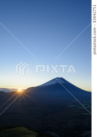 Sunrise and Mt. Fuji seen from Ryugadake, Yamanashi Prefecture Sunrise and Mt. Fuji seen from Ryugadake, Yamanashi Prefecture 83642751