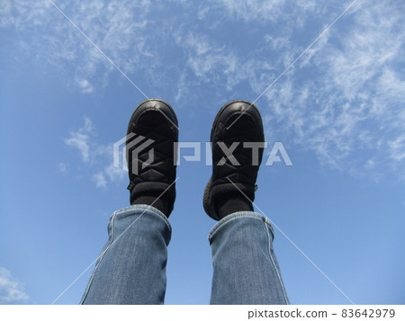 秋天,雙腳踩在藍天上! 秋天,雙腳踩在藍天上! 83642979