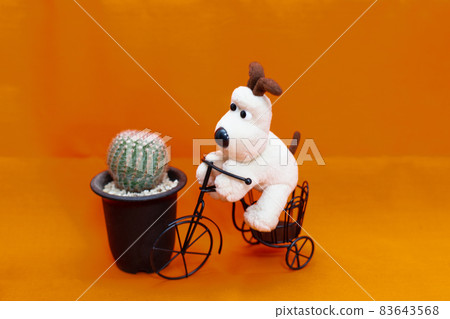 仙人掌、紅日町、人偶自行車和毛絨狗的桌照 仙人掌、紅日町、人偶自行車和毛絨狗的桌照 83643568