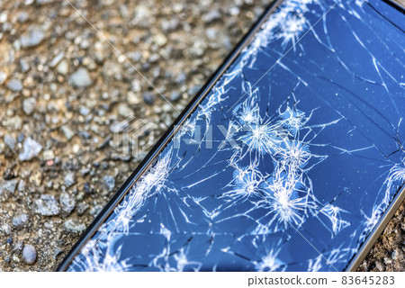 掉落時屏幕壞了的智能手機 掉落時屏幕壞了的智能手機 83645283