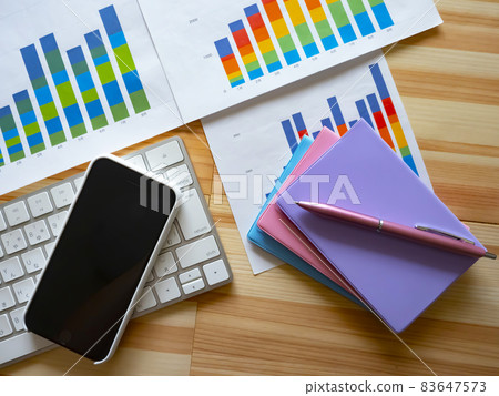 商業形象、圖形、鍵盤、筆記本、智能手機、女人 83647573