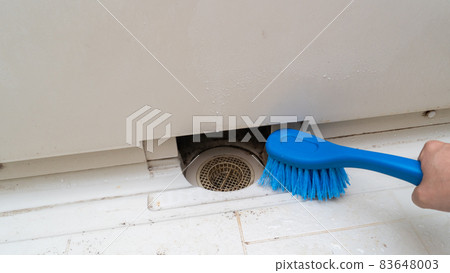 用刷子清潔浴缸中的模具。 83648003