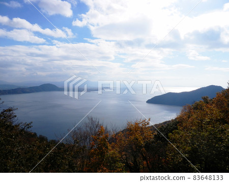 Autumn leaves mountain range of the lake / photo Autumn leaves mountain range of the lake / photo 83648133