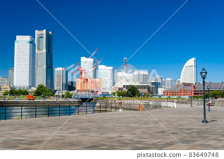 神奈川縣橫濱市象鼻公園和港未來的摩天大樓 83649748