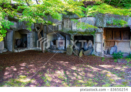 供奉佛像和石塔的松島大島岩洞 供奉佛像和石塔的松島大島岩洞 83650254