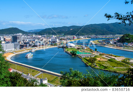 從東日本大地震中恢復過來的宮城縣石卷市日和山的中澤公園和舊北上川市區 從東日本大地震中恢復過來的宮城縣石卷市日和山的中澤公園和舊北上川市區 83650716