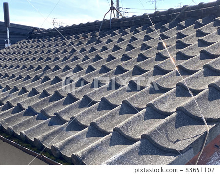 Tile roof of a detached house 83651102
