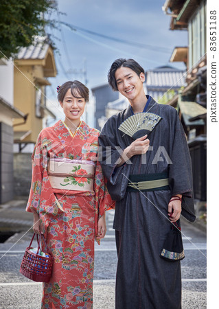 一對穿著和服在日田市豆田町觀光的年輕夫婦 83651188