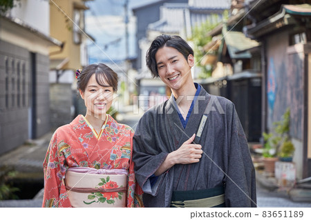 A young couple sightseeing in Mamedamachi, Hita City in kimono 83651189
