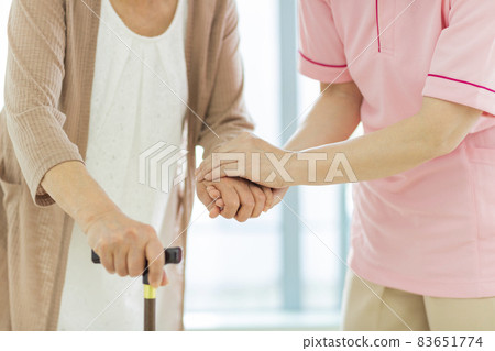 高級婦女和照顧者 83651774