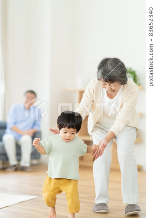 Senior couple playing with grandchildren 83652340
