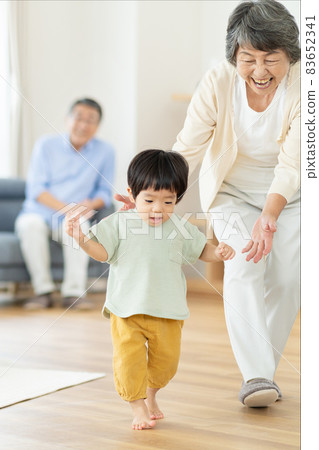 Senior couple playing with grandchildren 83652341