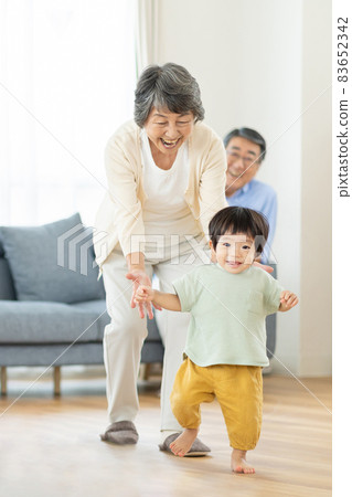 Senior couple playing with grandchildren 83652342